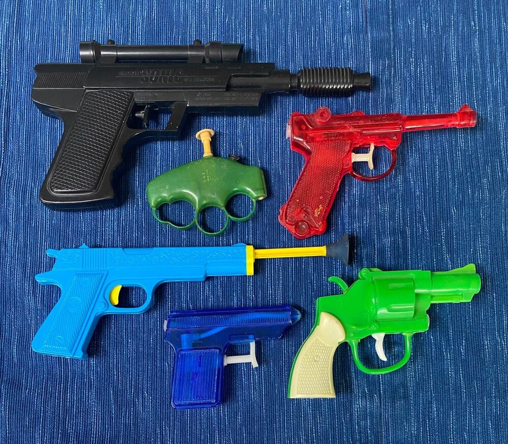 Lot of 6 Vintage Squirt Gun Toy Water Pistols Hong Kong Eldon Sonic Silencer 87B